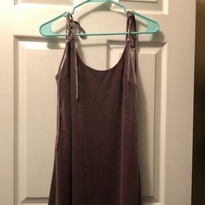 Mauve suede dress with tie sleeves
